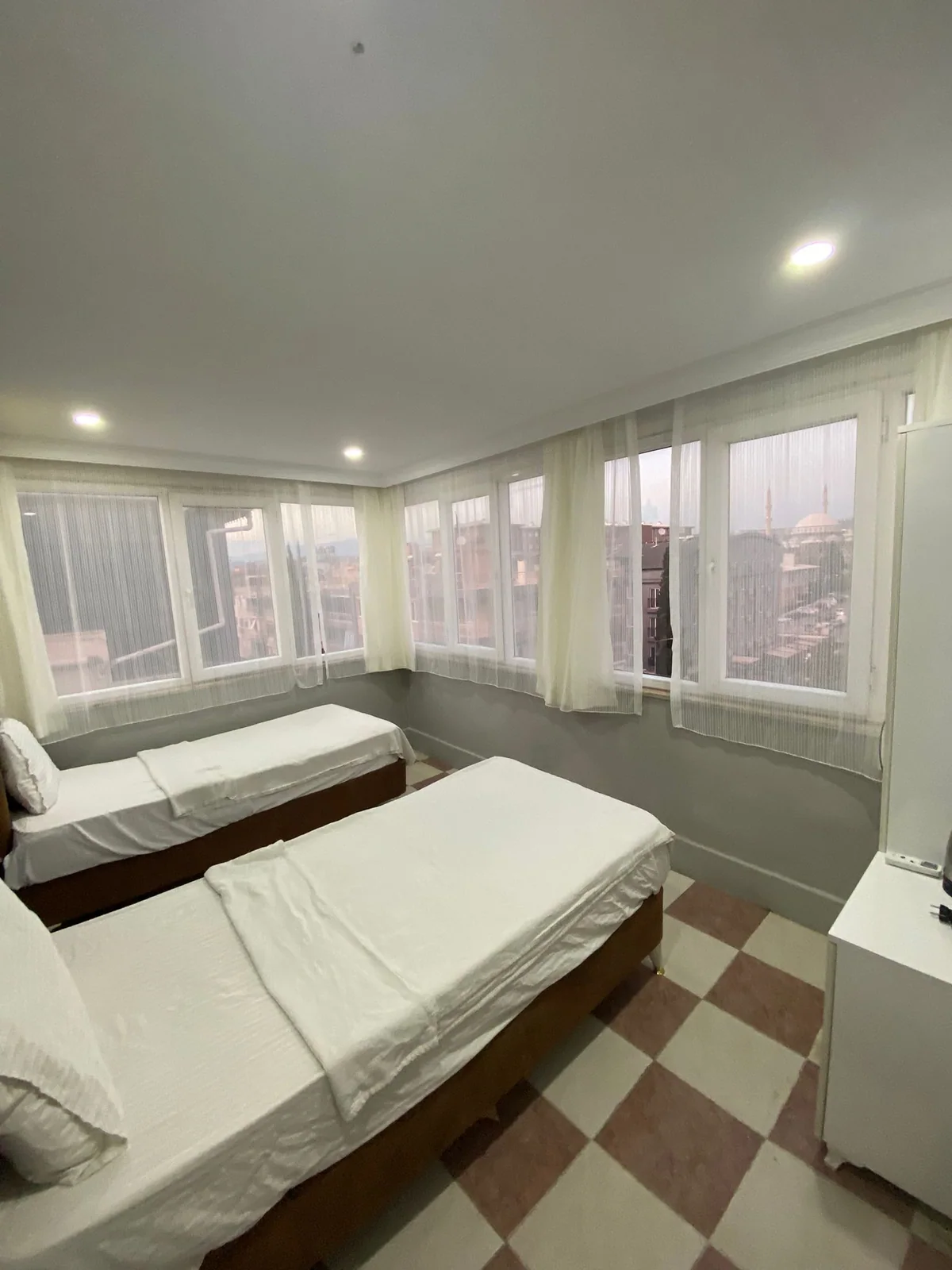 Ezel Group Hotel — çatı çift sigle, özel üretim mobilya uygulaması 11