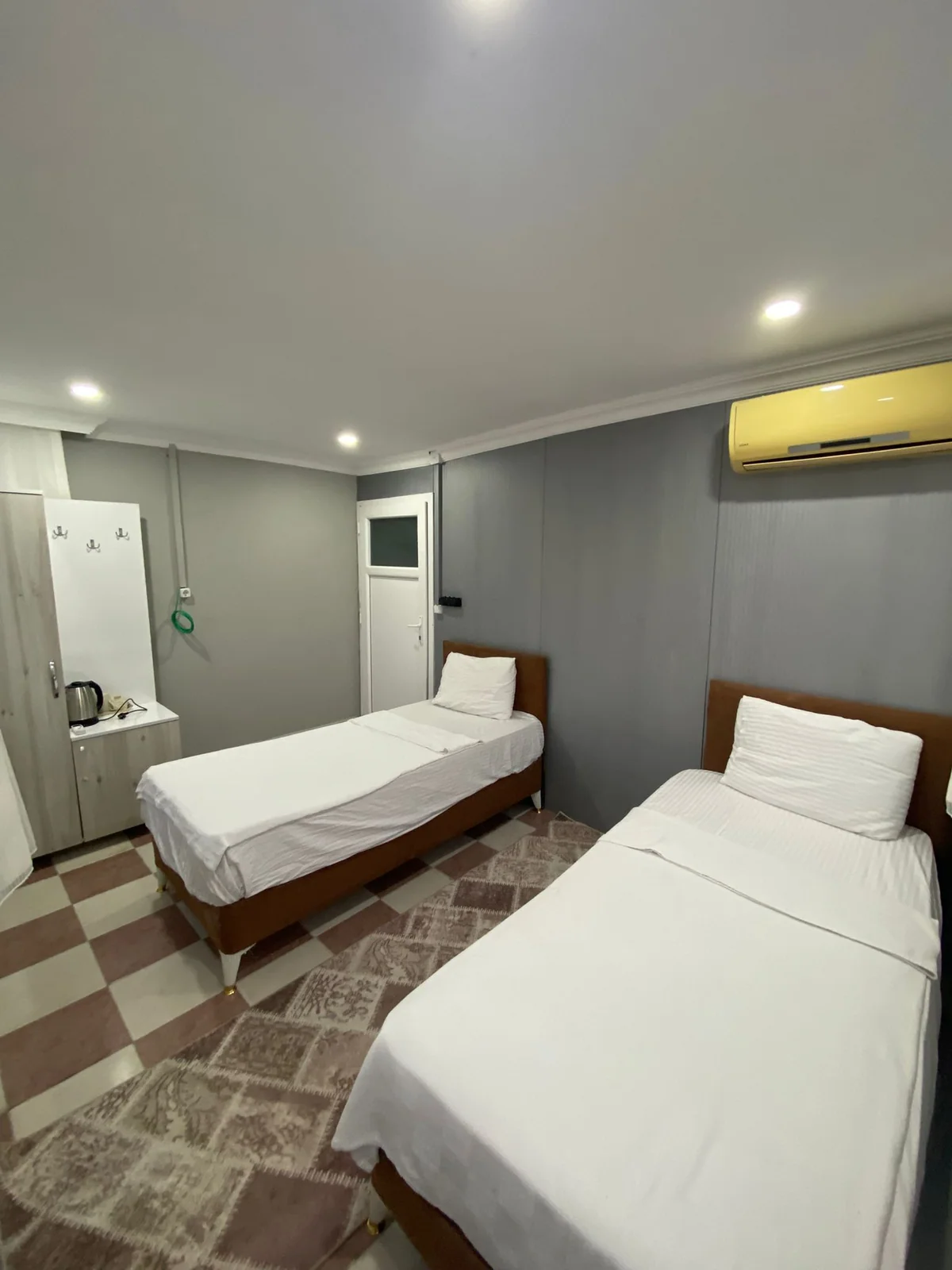 Ezel Group Hotel — çatı çift sigle, özel üretim mobilya uygulaması 12