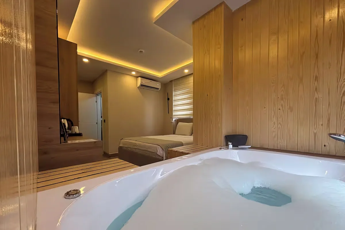 La Vita Es Bella Hotel — jakuzili oda, özel üretim mobilya uygulaması 43