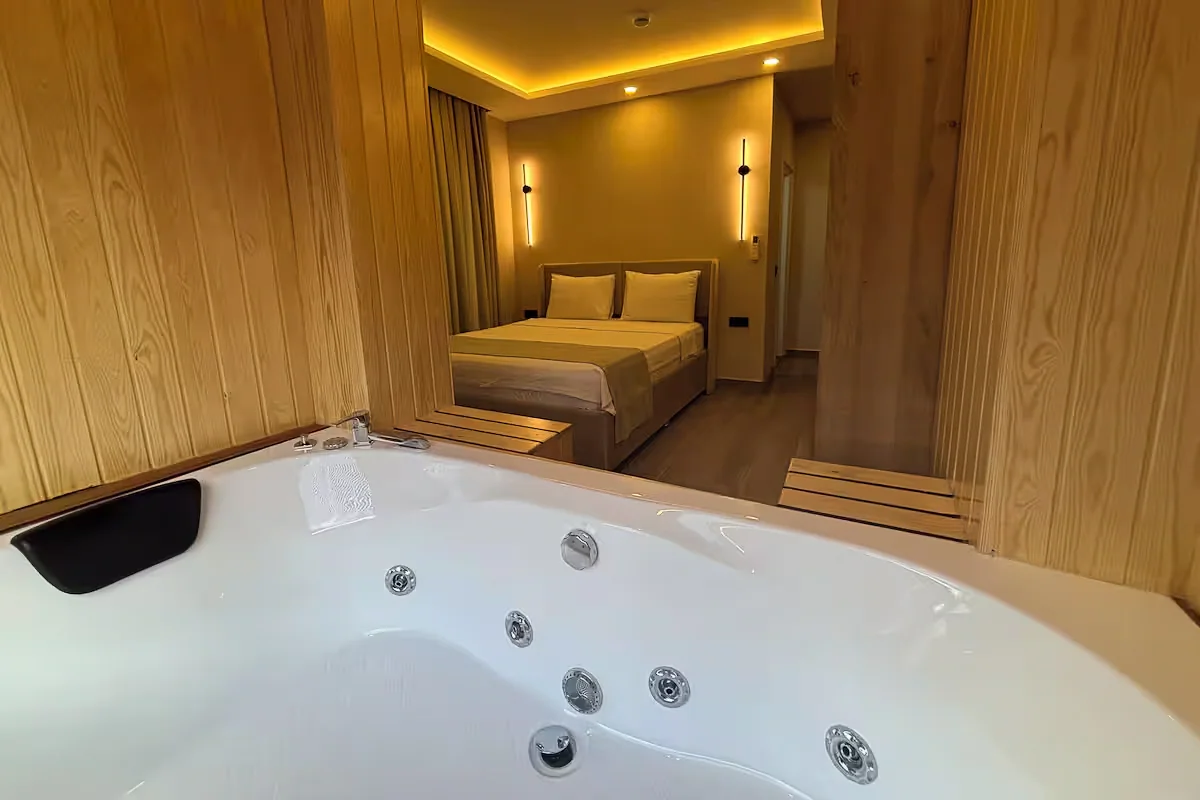 La Vita Es Bella Hotel — jakuzili oda, özel üretim mobilya uygulaması 44