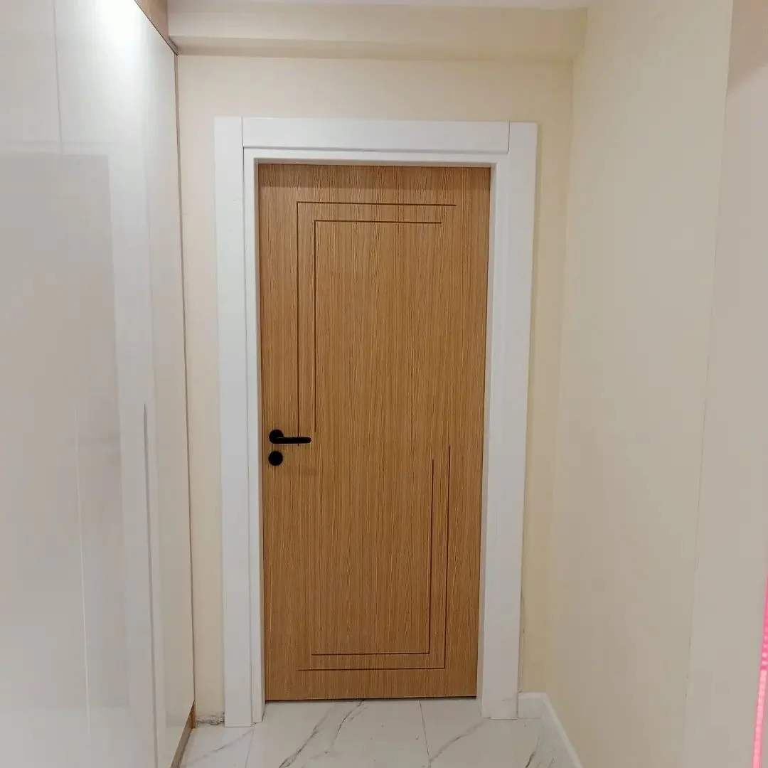Beyaz pervazlı doğal ahşap iç kapı uygulaması