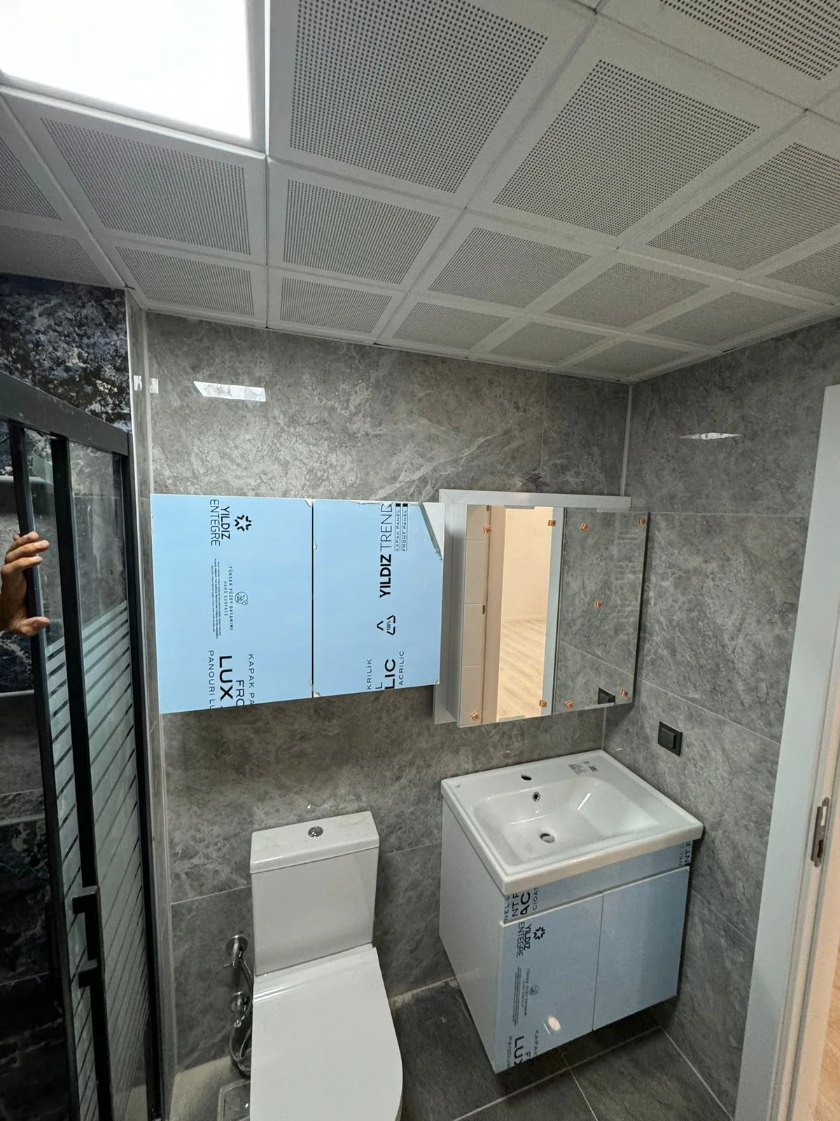 Açık renk lavabo altı dolap ve aynalı banyo üst dolabı