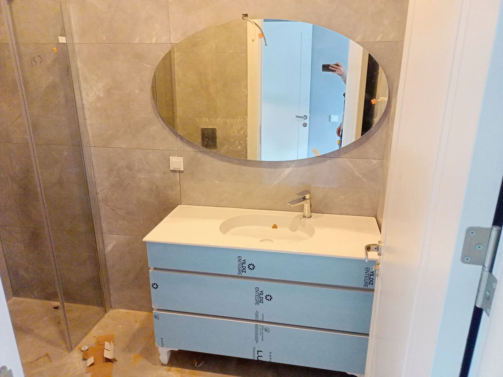Yuvarlak aynalı ve çekmeceli banyo dolabı uygulaması