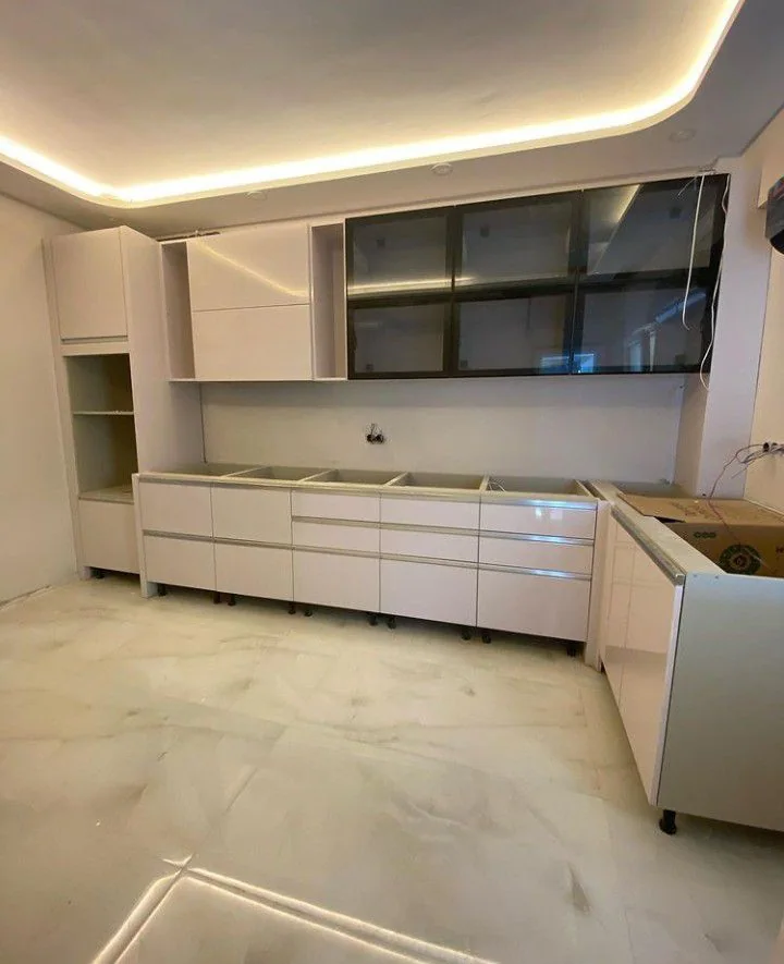 Cam kapaklı üst dolaplar ve beyaz mutfak mobilyası uygulaması