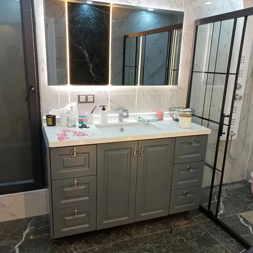 Gri kapaklı banyo dolabı, çift lavabo ve geniş ayna uygulaması