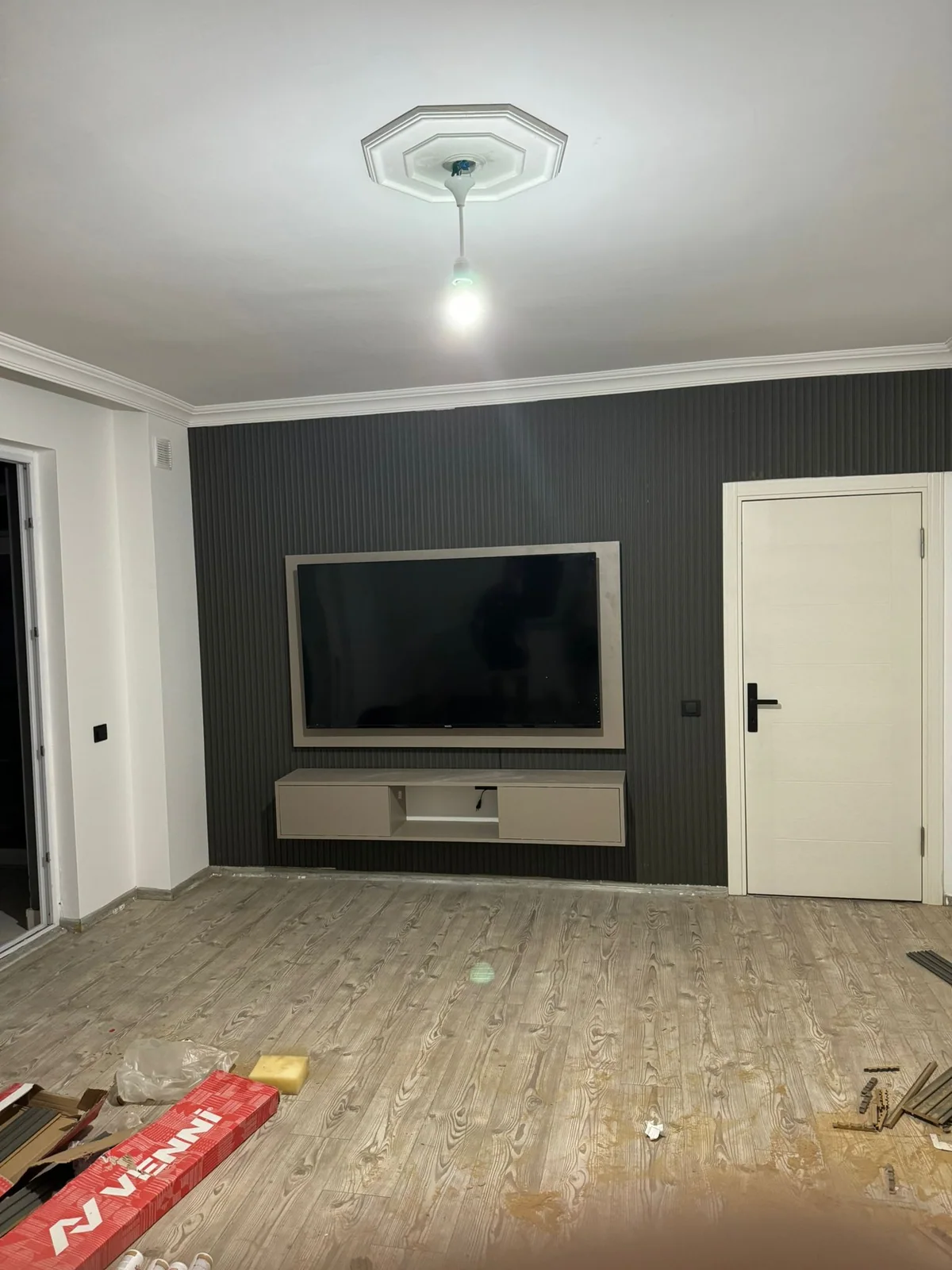 Koyu renk duvar paneli ve açık renk TV alt dolabı