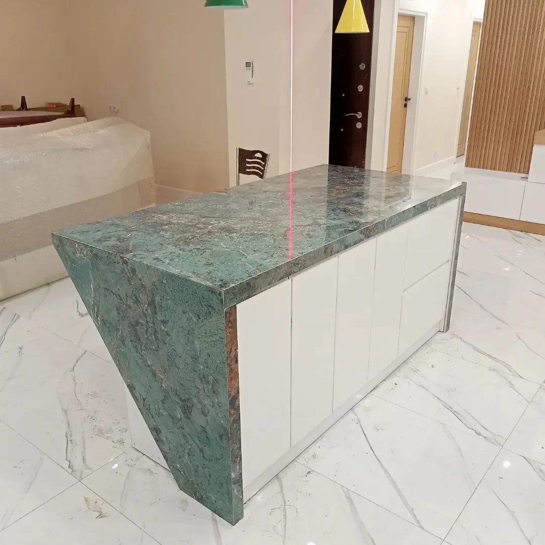 Yeşil desenli tezgâh ve beyaz çekmeceli mutfak adası