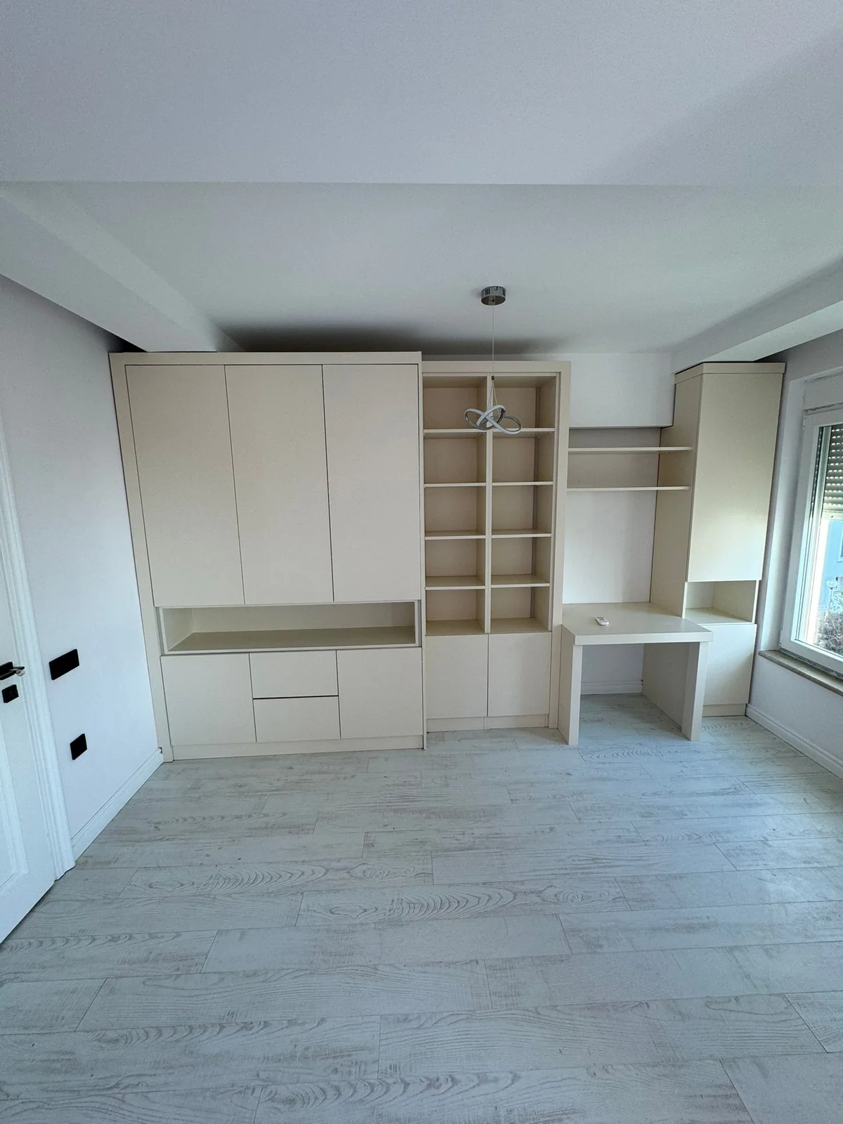 Beyaz dolaplar ve ahşap açık raflarla oda depolama alanı