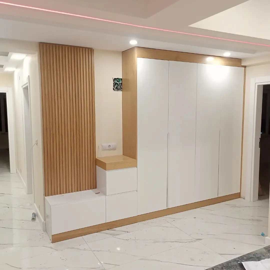 Aynalı sürgü kapaklı gardırop ve ahşap detaylar