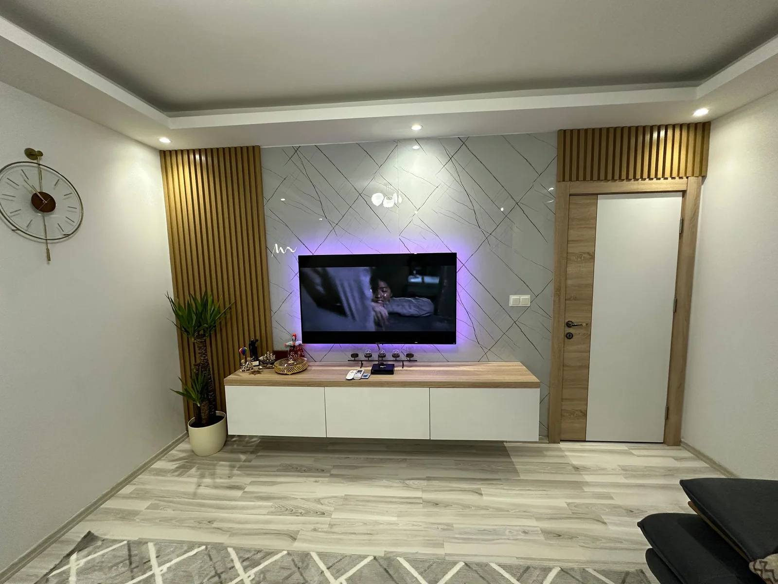 Aydınlatmalı duvar paneli ve beyaz TV ünitesi uygulaması